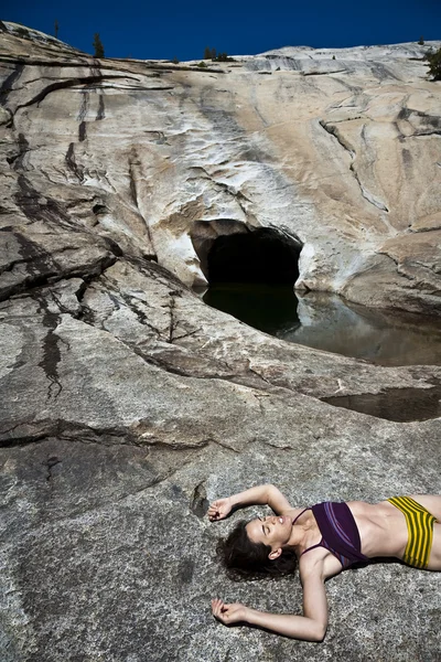 Женщина отдыхает в пустыне . — стоковое фото