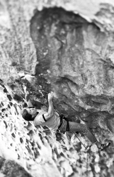 Escalador de rocas aferrado a acantilado empinado . —  Fotos de Stock
