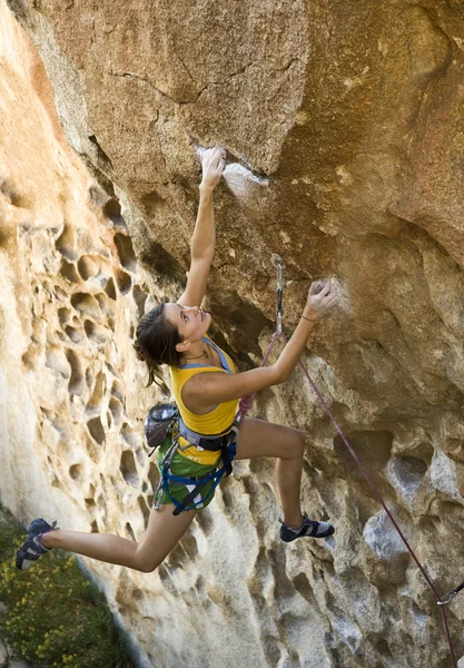 Женщина-альпинистка цепляется за скалу . — стоковое фото