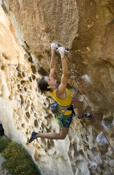 Жіночий альпініст чіпляється до скелі . — стокове фото