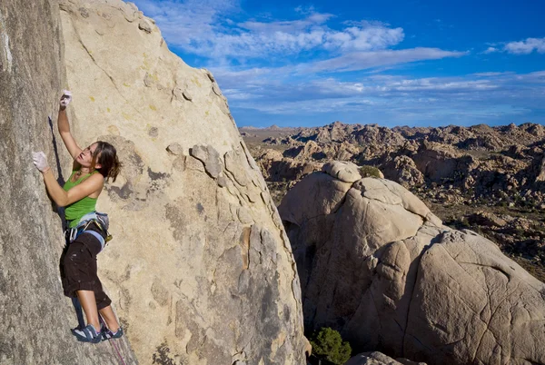 Mujer escaladora aferrada a un acantilado . —  Fotos de Stock