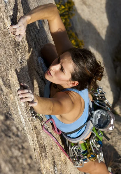 Θηλυκό αναρριχητής σκαρφαλωμένο σε ένα βράχο. — Φωτογραφία Αρχείου