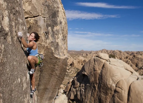 Női Ringat Mászó kapaszkodva egy szikláról. — Stock Fotó