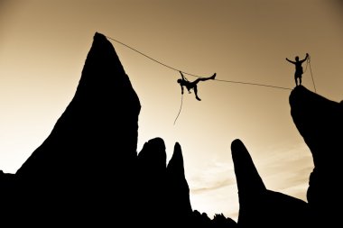 tırmanıcı bir Tirol çapraz üzerinde.