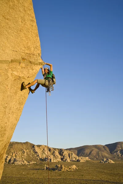 Скеля climber rappelling . — стокове фото