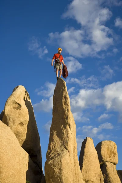 Rock klättrare på toppmötet. — Stockfoto
