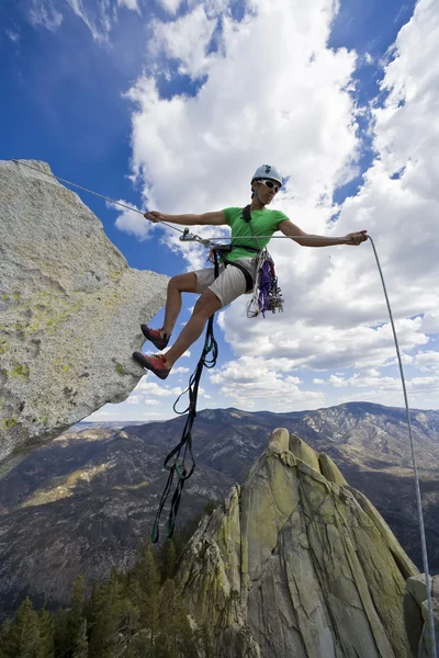 Rapel de alpinista . — Fotografia de Stock