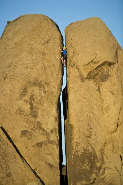 Rock escalando um pilar dividido . — Fotografia de Stock