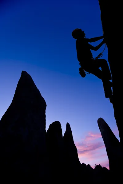 Alpinista silhueta . — Fotografia de Stock