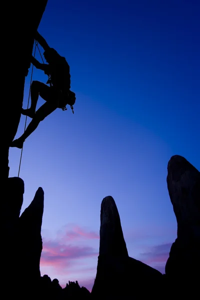 Βράχο ορειβάτης silhouetted. — Φωτογραφία Αρχείου