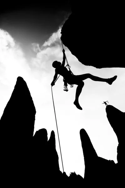 Climber dangling from a rope. — Stock Photo, Image