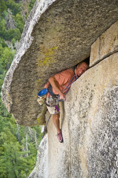 Escalador de rocas aferrado a un acantilado . —  Fotos de Stock