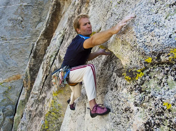 Climber going for it. — Stock Photo, Image