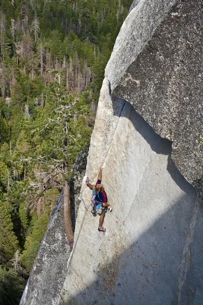 Альпинист, поднимающийся в трудную трещину . — стоковое фото