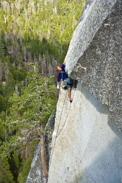 Bergsteiger erklimmt einen schwierigen Riss. — Stockfoto