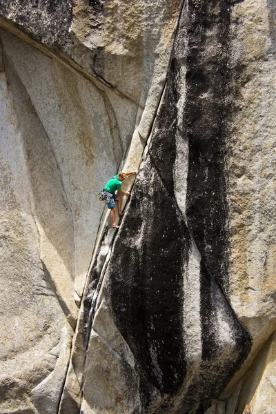Scalatore di roccia che raggiunge . — Foto Stock