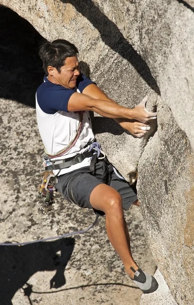 Rock climber clinging to steep cliff. — Stock Photo, Image