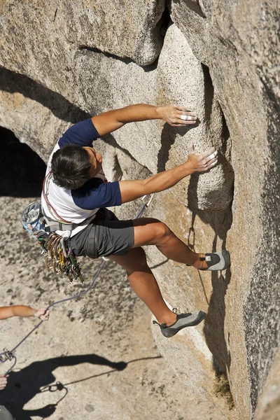 Βράχο ορειβάτης προσκόλληση σε απόκρημνο βράχο. — Φωτογραφία Αρχείου