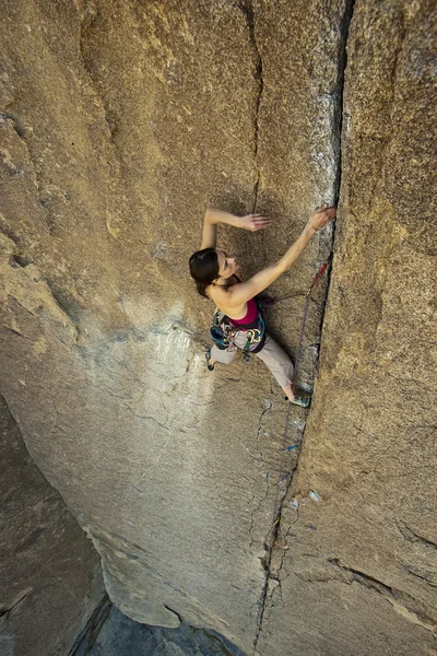 Femme grimpeuse . — Photo