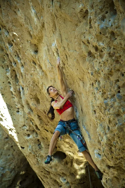 Female climber clinging to a cliff. — Stock Photo, Image