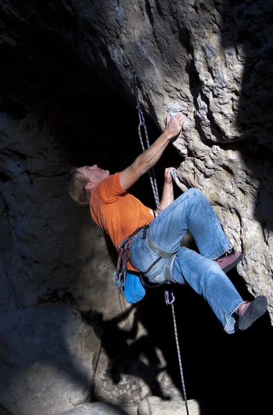 Climber going for the next handhold. — Stock Photo, Image