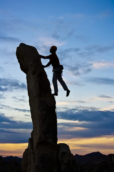 Climber going for the summit. — Stock Photo, Image