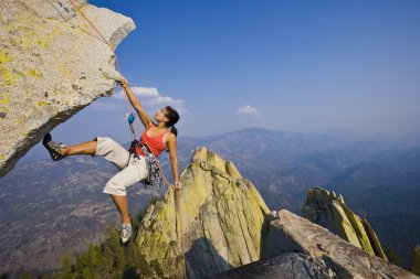 rappelling kadın dağcı.