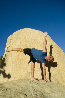 bir adam yoga uygulamaları.