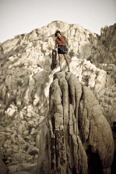 Θηλυκό ορειβάτης για τη σύνοδο κορυφής. — Φωτογραφία Αρχείου