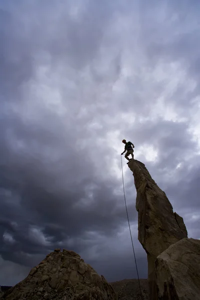 Manliga rock klättrare i joshua tree national park, ca. — Stock fotografie