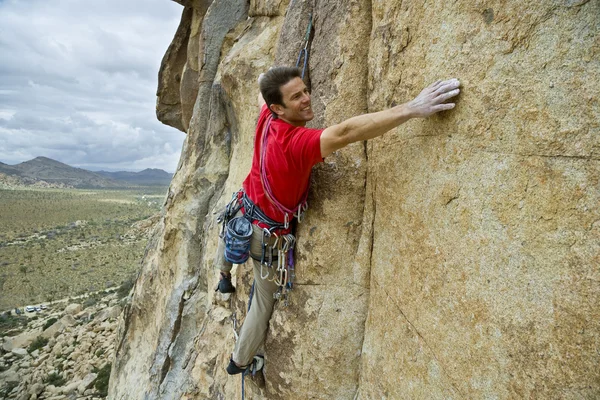 Bergsklättrare fast vid en klippa. — Stockfoto