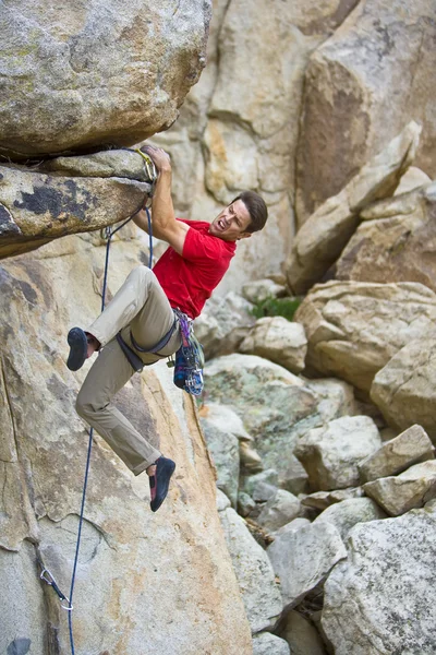 Rock klimmer bungelend uit een klif. — Stockfoto