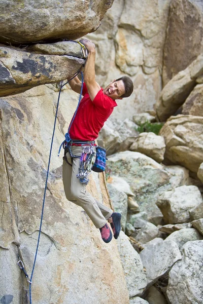 Rock klimmer bungelend uit een klif. — Stockfoto