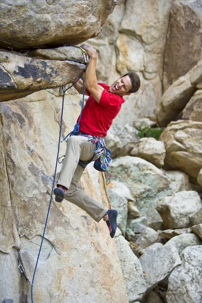 Rock climber dangling from a cliff. — Stock Photo, Image
