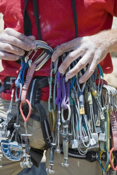 Ekipman organize dağcı. — Stok fotoğraf