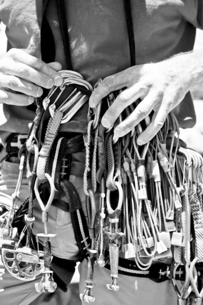 Climber organizing equipment. — Stock Photo, Image