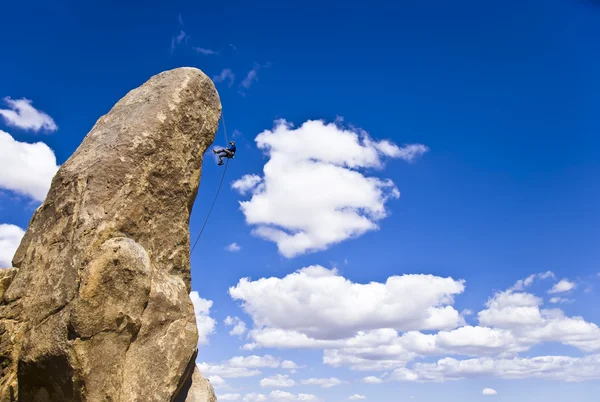 Скеля climber rappelling . — стокове фото
