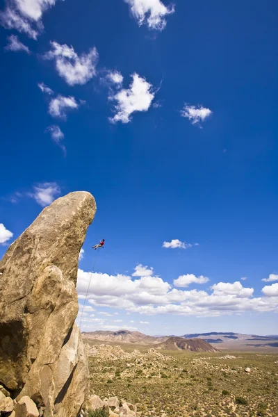 Escalador de rocas rappel . — Foto de Stock
