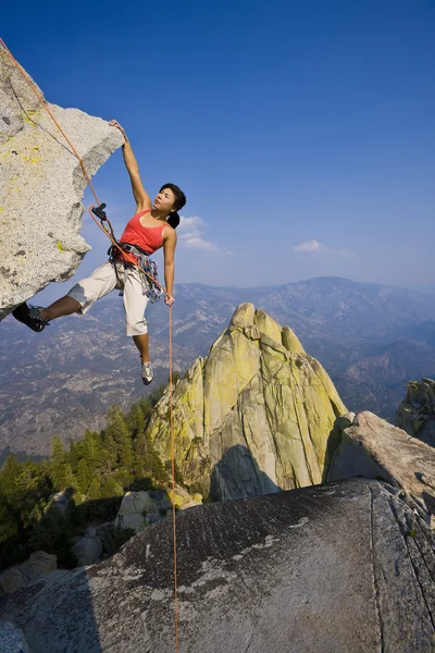 Female rock climber rappelling. — Stock Photo, Image