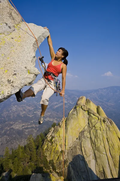 Female rock climber rappelling. — Stock Photo, Image