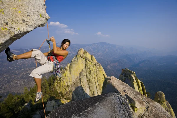 Rappelling kadın dağcı. — Stok fotoğraf