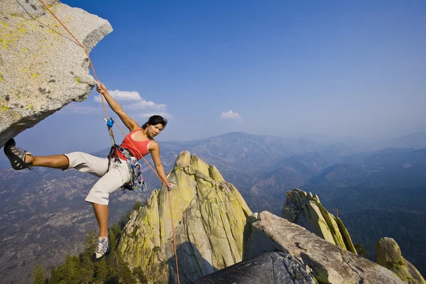 Mulher alpinista rapel . — Fotografia de Stock
