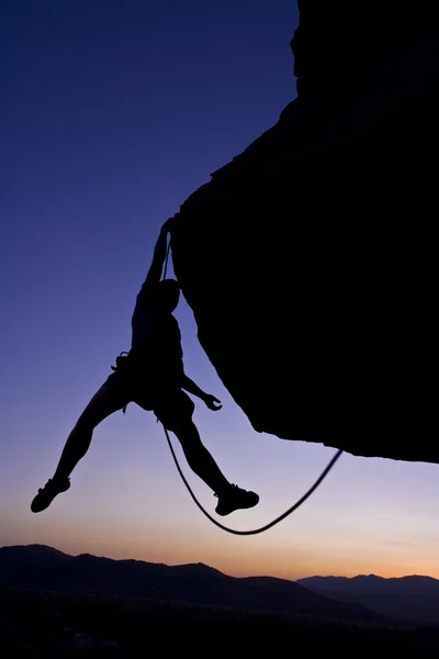Rock climber dinglande. — Stockfoto
