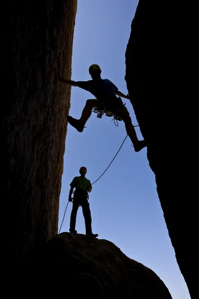 岩の登山チーム. — ストック写真