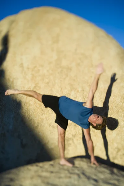 Ein Mann praktiziert Yoga. — Stockfoto