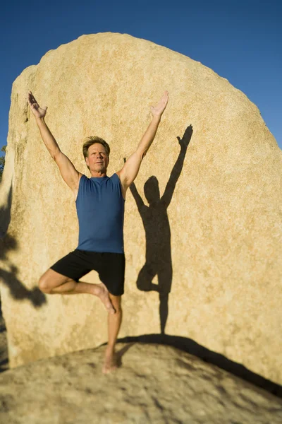 En man övar yoga. — Stockfoto