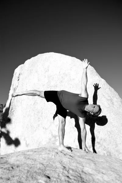 Um homem pratica ioga . — Fotografia de Stock