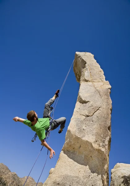 Rock klimmer abseilen. — Stockfoto