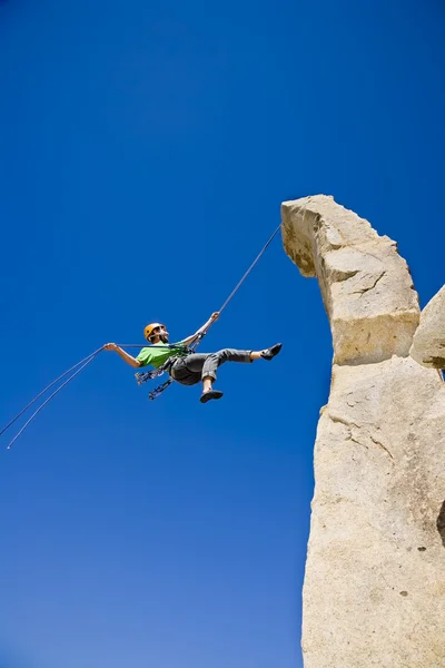 Alpinista rapel . — Fotografia de Stock