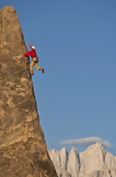 Kletterer seilt sich ab. — Stockfoto